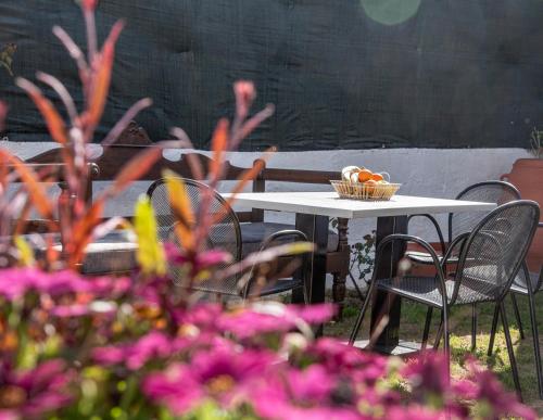 a table with chairs and a basket of fruit on it at Mar-Jo Holiday Home in Atsipopoulo