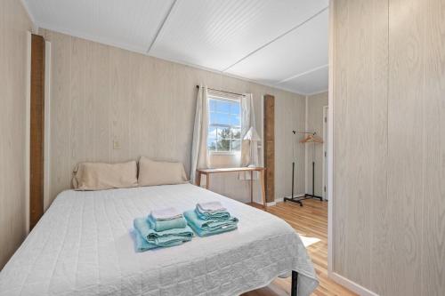 Ένα ή περισσότερα κρεβάτια σε δωμάτιο στο Dock Waterfront Beach Gameroom kayaks 20 PPL