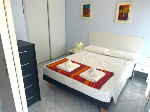 une chambre avec un lit avec deux serviettes dessus dans l'établissement Menton center 200 m from the sea, terrace and garage, à Menton