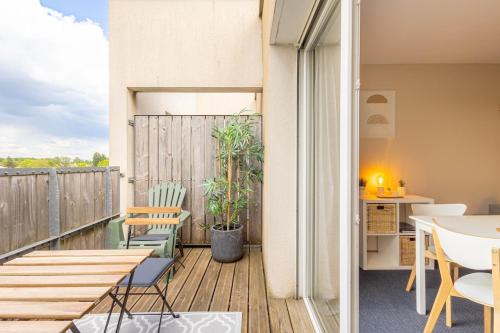 Cet appartement dispose d'un balcon avec une table et des chaises. dans l'établissement Bright apartment with terrace and parking, à Mérignac
