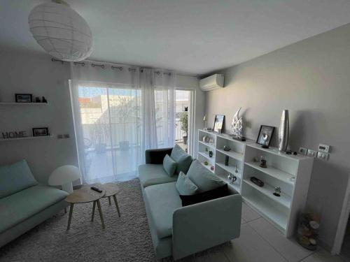 un salon avec un canapé et une table dans l'établissement Charmant 2 pièces proche Croisette, à Cannes