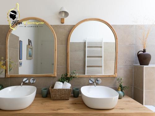 deux lavabos dans une salle de bain avec deux miroirs dans l'établissement Villa Acciagina 10 pers PISCINE VUE MER PINARELLO Climatisée, à Pinarellu