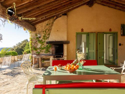 - une table avec un bol de fruits devant une maison dans l'établissement Villa Acciagina 10 pers PISCINE VUE MER PINARELLO Climatisée, à Pinarellu