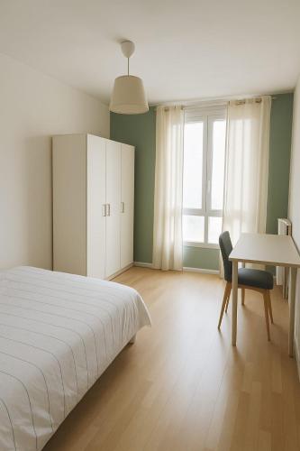 une chambre avec un lit, un bureau et une table dans l'établissement Appartement spacieux de 100m2 Brest, à Brest