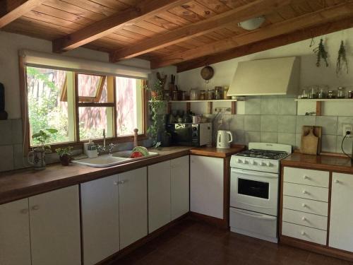 Η κουζίνα ή μικρή κουζίνα στο Guest Cabin