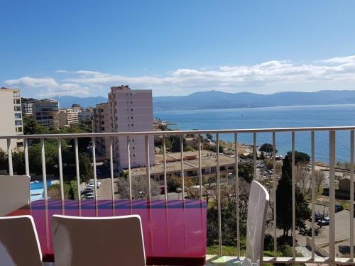 een balkon met een tafel en stoelen en de oceaan bij Ajaccio VUE MER IMPRENABLE 4a5 Pers in Ajaccio