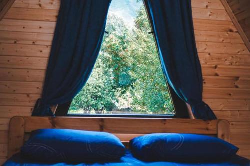 Vaso-Levani Kazbegi Cottage房間的床