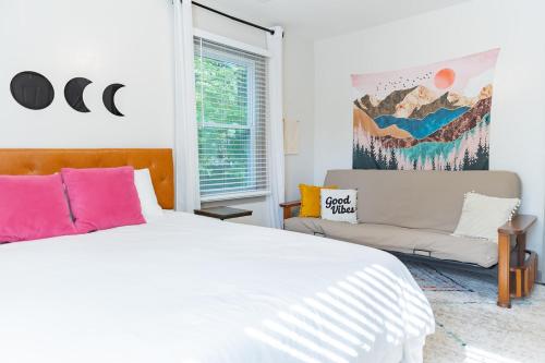 Ένα ή περισσότερα κρεβάτια σε δωμάτιο στο Blue Bungalow w/ Free Golf Cart 1/2 mi from Square
