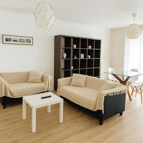 un salon avec un canapé et une table dans l'établissement Appartement spacieux de 100m2 Brest, à Brest