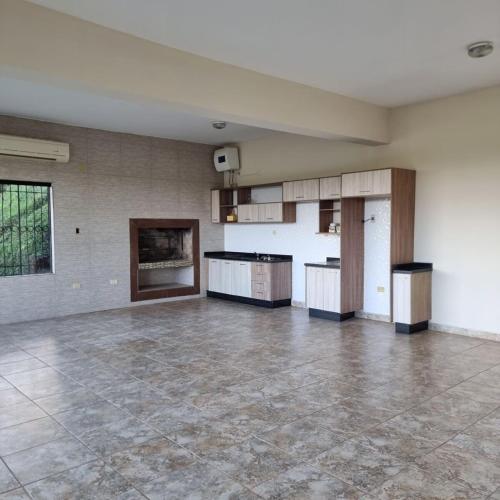 an empty room with a large room with a kitchen at Casa com Vista al Rio Paraná con Naturaleza y Comfort in Ciudad del Este