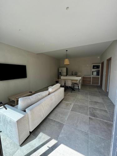 TV a/nebo společenská místnost v ubytování Rez de villa 65 m2