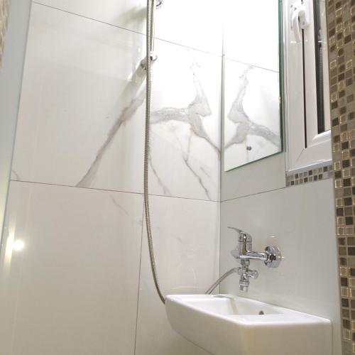 Seafront Apartment - Sleeps 13 - Parking - Balcony