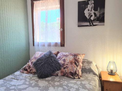 - un lit avec 2 oreillers et une fenêtre dans l'établissement Appt 2 pièces cabine 4 couchages CAP D'AGDE CT045-173, au Cap d'Agde