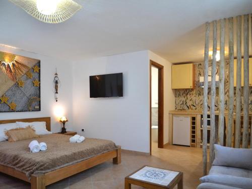 Ένα ή περισσότερα κρεβάτια σε δωμάτιο στο Villa Allegria, romantic luxury 300m from the beach, heated pool, firepit and sauna