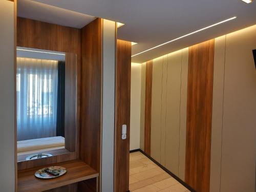 pasillo con baño con espejo y lavabo en Hotel Hafez, en Bad Salzuflen