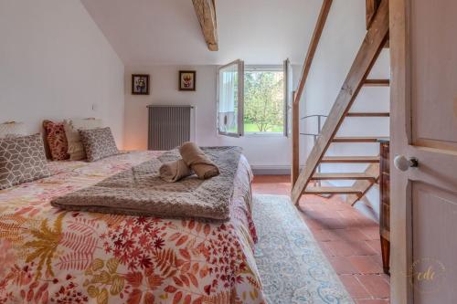 una camera con un letto e una scala di Jacuzzi Maison 15min Parc Fédéral Lamotte-Beuvron Caution OBLIGATOIRE swikly a La Ferté-Beauharnais