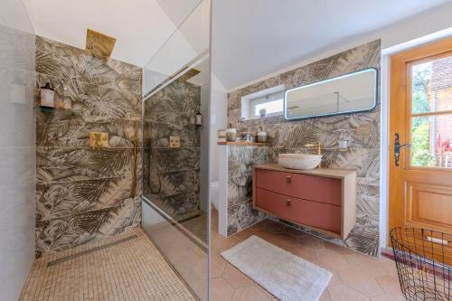 un bagno con doccia e lavandino di Jacuzzi Maison 15min Parc Fédéral Lamotte-Beuvron Caution OBLIGATOIRE swikly a La Ferté-Beauharnais