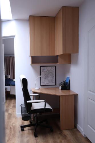 an office with a desk and a chair at The Castle Terrace Apartment 100m2 in Ciechanów