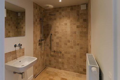 a bathroom with a sink and a shower at Villa 'La Mer Veille - Bécassine' in Oostduinkerke - Bad in Oostduinkerke