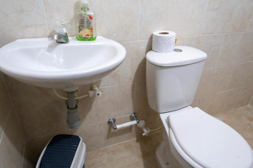 Ένα μπάνιο στο Habitación para 2 con acceso al rio y baño privado San Rafael Antioquia