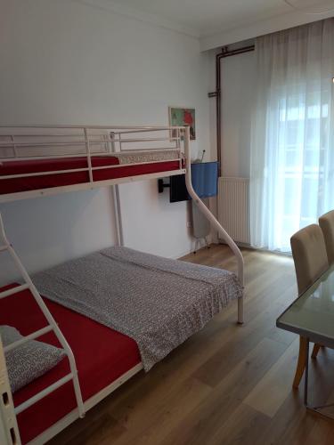 Seafront Apartment - Sleeps 13 - Parking - Balcony