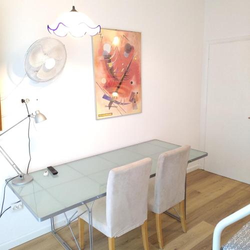 Seafront Apartment - Sleeps 13 - Parking - Balcony