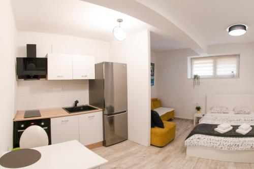 Postel nebo postele na pokoji v ubytování Downtown Zagreb Abode