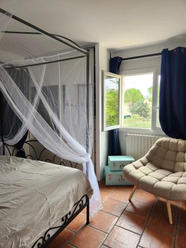 une chambre avec un lit, une chaise et une fenêtre dans l'établissement Family home with 6 bedrooms and pool, à La Celle-sous-Gouzon