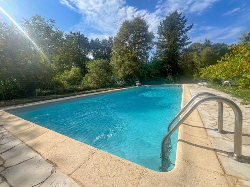 - une piscine avec une main courante en métal à côté dans l'établissement Les champs d'Hermier avec Piscine, à Carsac-Aillac