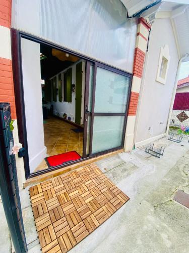 an open sliding glass door of a house at Maison proche plage et centre ville avec ménage, draps et serviettes inclus in Arcachon