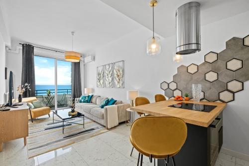 une cuisine et un salon avec une table et des chaises dans l'établissement Endless Azure, à Nice