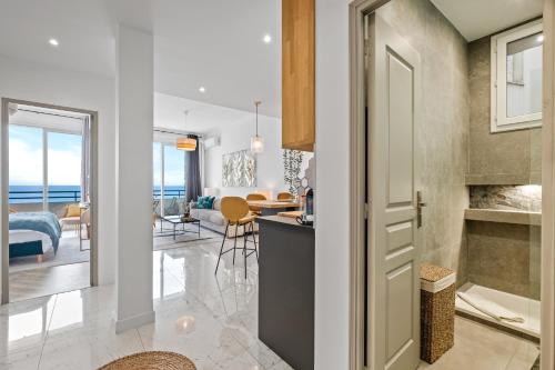 une cuisine et un salon avec vue sur l'océan dans l'établissement Endless Azure, à Nice