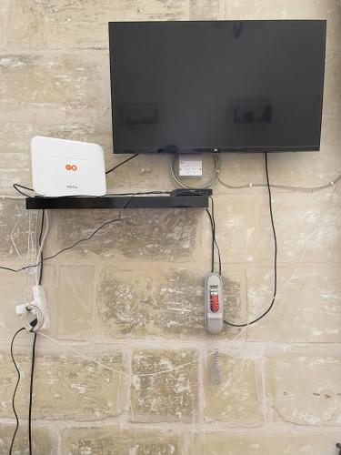 TV a/nebo společenská místnost v ubytování Room for 3 in Hamrun- ideal for students, family or vacation