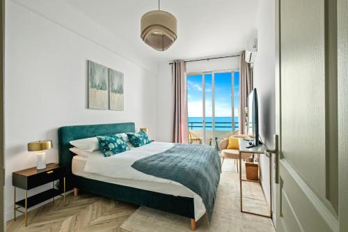 une chambre avec un lit et une vue sur l'océan dans l'établissement Endless Azure, à Nice