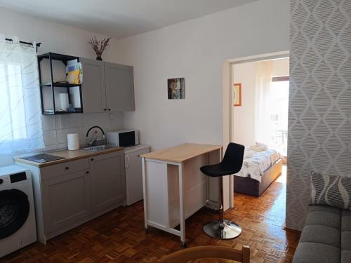Kuchyň nebo kuchyňský kout v ubytování Apartmani Mataija