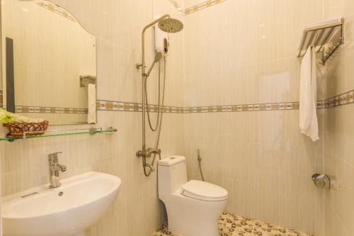 a bathroom with a toilet and a sink at Thuong Trang Villa Phu Quoc in Phu Quoc