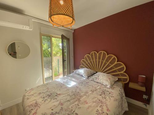 - une chambre avec un lit et un ventilateur dans l'établissement Le charme de Sanary Portissol à 100 m de la plage, Jardin, garage, climatisation..., à Sanary-sur-Mer