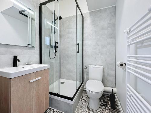 une salle de bain avec toilettes et douche en verre dans l'établissement Studio recent et moderne parking fibre Ker Vern, à Brest