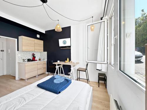 une chambre avec un lit et une cuisine avec une table dans l'établissement Studio recent et moderne parking fibre Ker Vern, à Brest