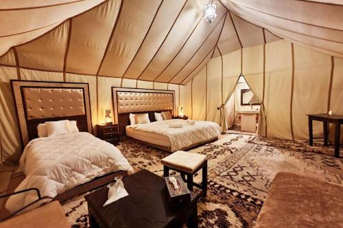 Postel nebo postele na pokoji v ubytování Lantern Luxury Camp
