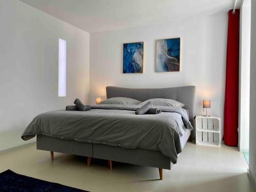 Voodi või voodid majutusasutuse Loft With Pool Table, Kitchen Island & Gallery toas