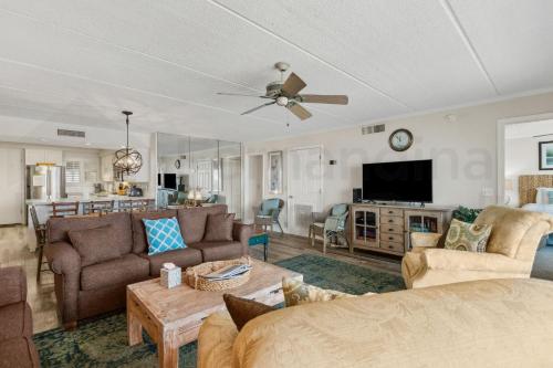Uma TV ou centro de entretenimento em Oceanview Upper Unit Condo