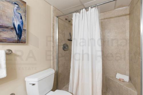 Um banheiro em Oceanview Upper Unit Condo