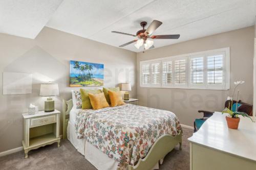 Cama ou camas em um quarto em Oceanview Upper Unit Condo