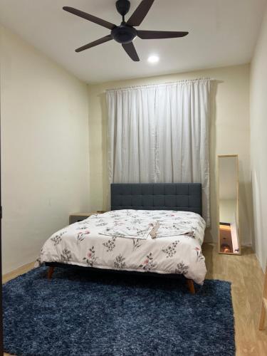 Ένα ή περισσότερα κρεβάτια σε δωμάτιο στο Homestay Muji Kuantan