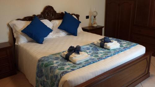 a bedroom with a bed with towels and shoes on it at Appartamento Acero Rosso in Vicenza