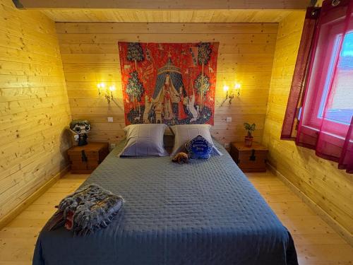 Cette chambre en bois comprend un grand lit. dans l'établissement Gîte du Sanglier Magique - hommage au célèbre sorcier, à Boutenac