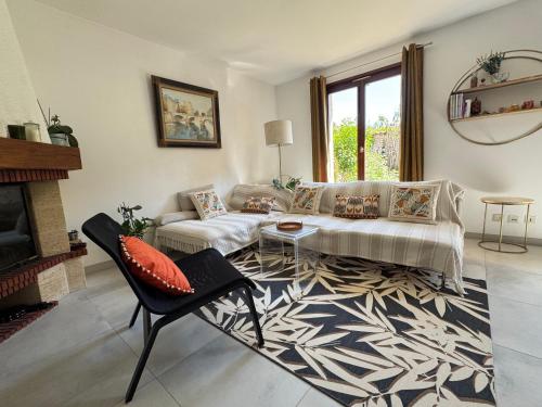 un salon avec un canapé et une table dans l'établissement Maison familiale 4P 10 min Strasbourg centre, à Schiltigheim