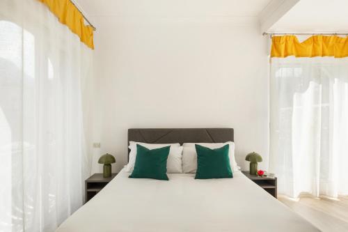 Ένα ή περισσότερα κρεβάτια σε δωμάτιο στο YourHome - Villa Sorrento