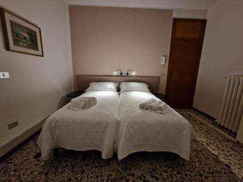 Ένα ή περισσότερα κρεβάτια σε δωμάτιο στο Albergo D'Ambros - Casa Belfiore Group